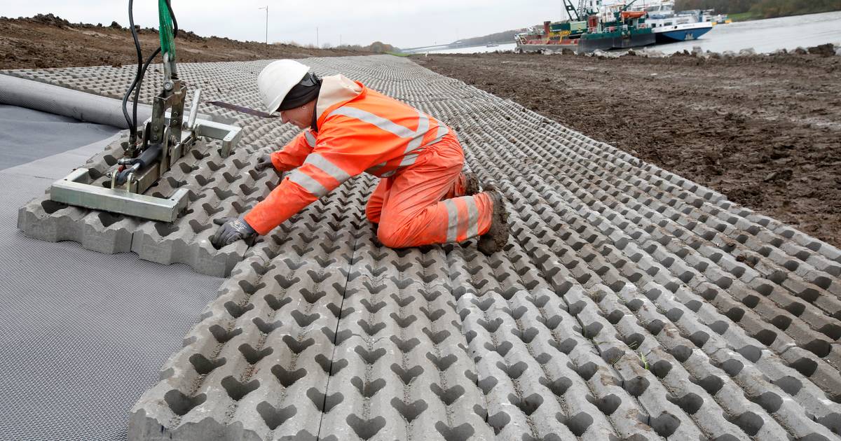 Wankelende dijk Zoelen versterkt met 10.000 grasbetontegels en 6600 ton stortstenen
