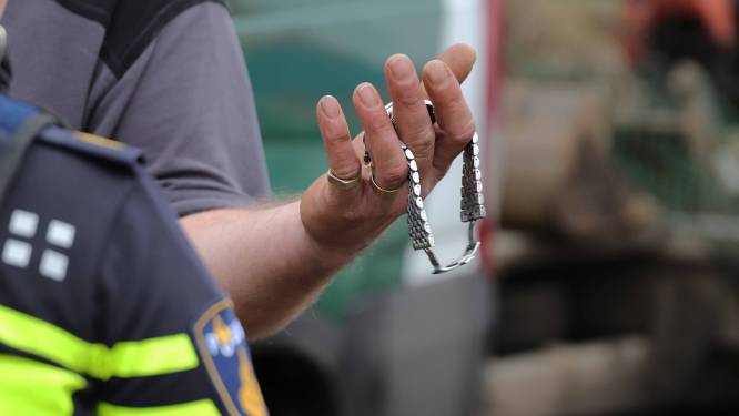 Man in werkbus overvallen in Waalwijk, politie houdt twee verdachten aan