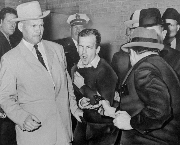 Lee Harvey Oswald wordt doodgeschoten door Jack Ruby in het politiekantoor in Dallas.