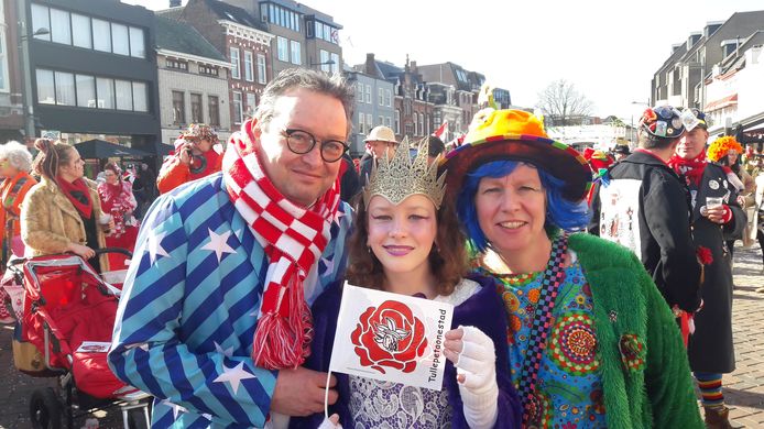 De Tullepetaone Bastien, Feline en Bernadette Heemskerk hebben er zin in. Na een moeilijk 2021 kunnen ze nu weer écht carnaval vieren in Roosendaal.