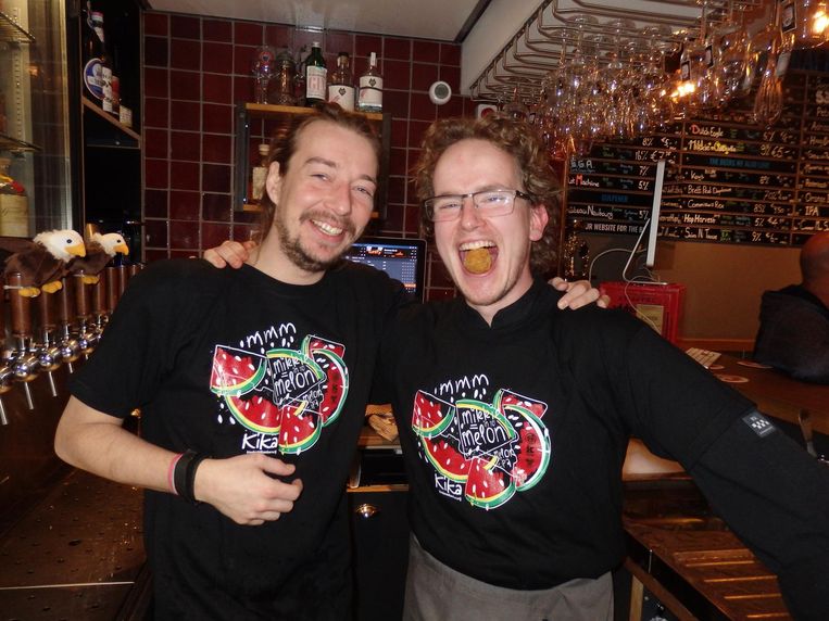 Sous-chef Jesse Oudejans en chef Timothy Wareman, brouwer van de Kika-bieren Beeld Schuim