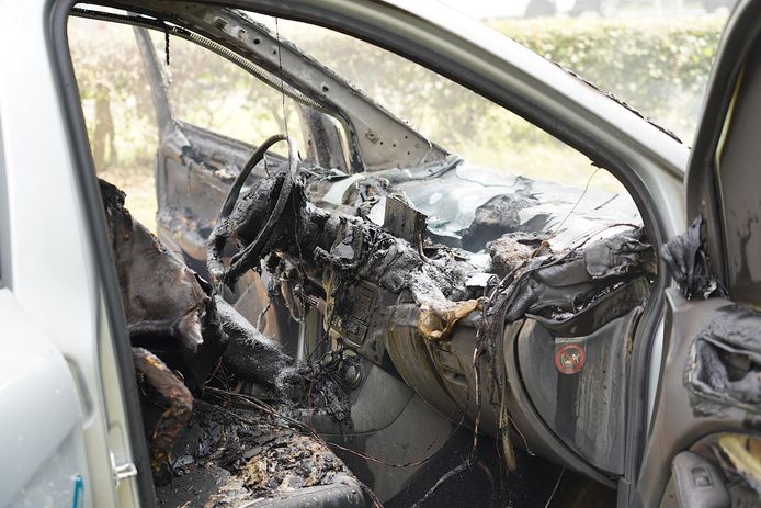 De taxi is flink beschadigd.