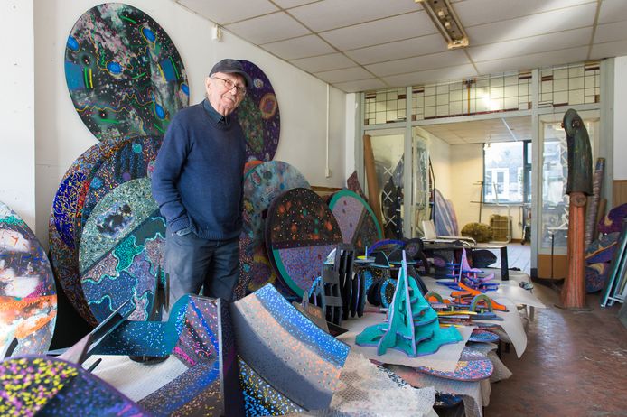 Hubert Leyendeckers tussen zijn kunstwerken. Foto René Schotanus/Pix4Profs