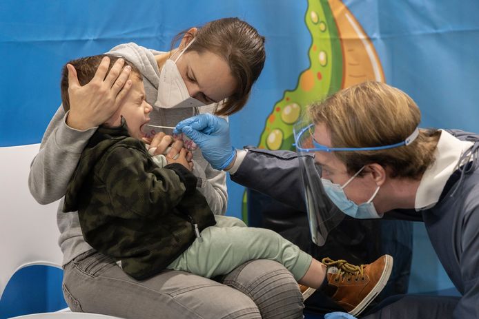 Het aantal mensen dat zich laat testen neemt een enorme vlucht. Onder hen ook veel kinderen, zoals hier in de kinder-teststraat van de GGD aan de Antoon Coolenlaan in Eindhoven.