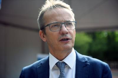 KU Leuven-rector Luc Sels loopt nierscheur op tijdens bezoek aan Australië: “Vliegverbod van twee weken”