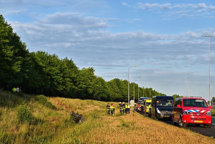 Auto in greppel beland op A58 bij Etten-Leur.