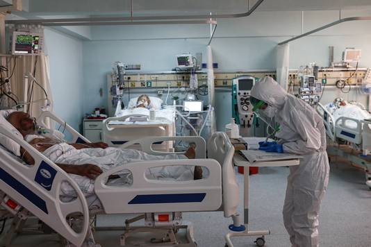 Een zorgmedewerker met coronapatiënten in een ziekenhuis in Istanbul.