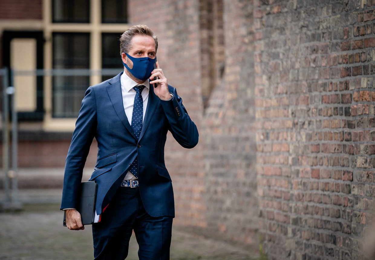 Demissionair Minister Hugo de Jonge van Volksgezondheid, Welzijn en Sport (CDA) bij aankomst op het Binnenhof voor een bewindsoverleg over corona. 