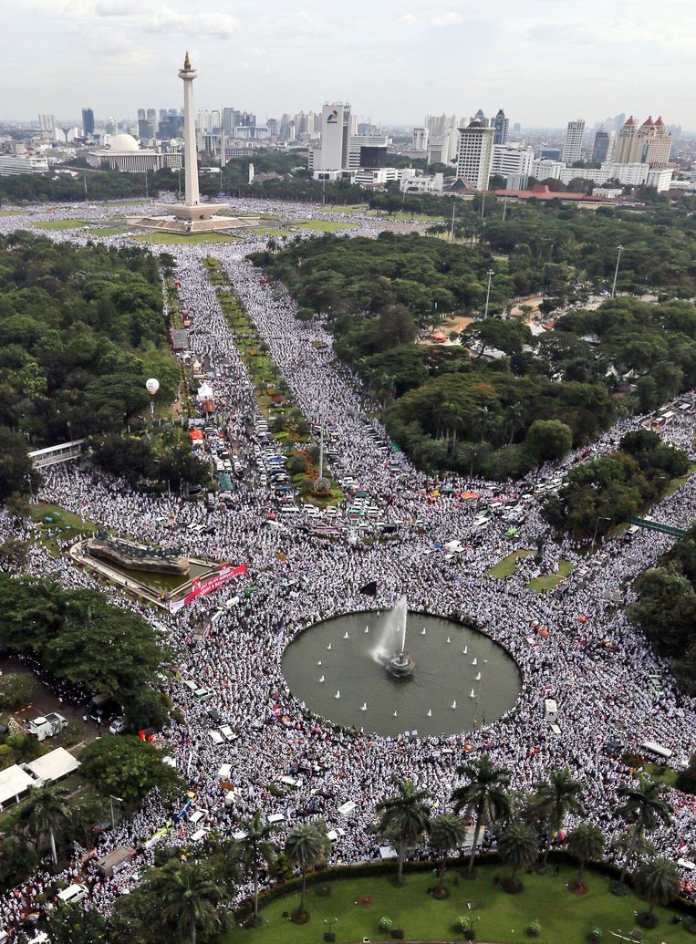 Betogers in de straten rond het nationale monument op het Merdekaplein in het centrum van Jakarta. Beeld AP
