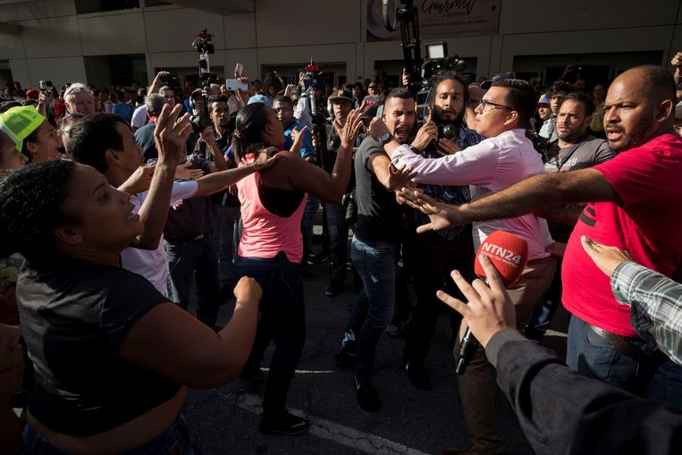 Aanhangers van Guaidó en Maduro kregen het met elkaar aan de stok op het vliegveld. Beeld EPA