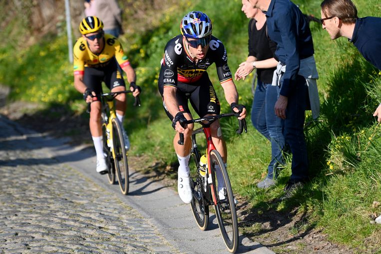 Wout van Aert Wout en Christophe Laporte rijden op ruim 40 kilometer van de meet alleen weg.  Beeld Photo News