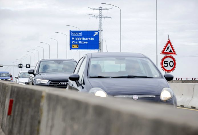 Op de brug geldt een maximumsnelheid van 50 kilometer per uur in plaats van 100. Ook zijn in beide rijrichtingen van de A29 de twee rijstroken versmald en is de parallelbaan afgesloten voor auto’s.