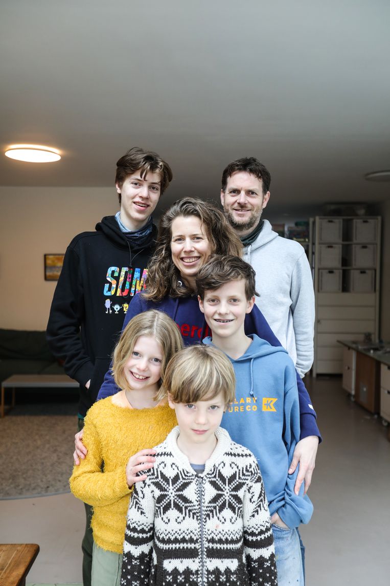 Masja en Ewan Topping met hun gezin. 'Het is ook een les voor de kinderen.' Beeld Eva Plevier