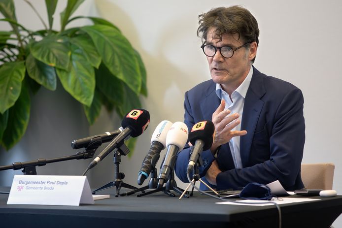 Burgemeester Paul Depla tijdens de persconferentie maandag
