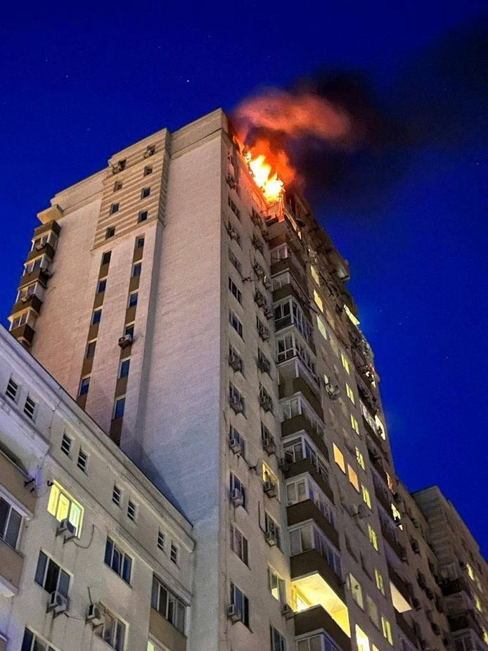 Vallend puin veroorzaakte brand hoog in een flat in Kiev na een Russische drone-aanval. De bewoners van de flat werden geëvacueerd.