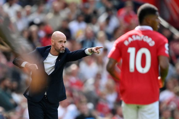 Erik ten Hag geeft aanwijzingen op Old Trafford.