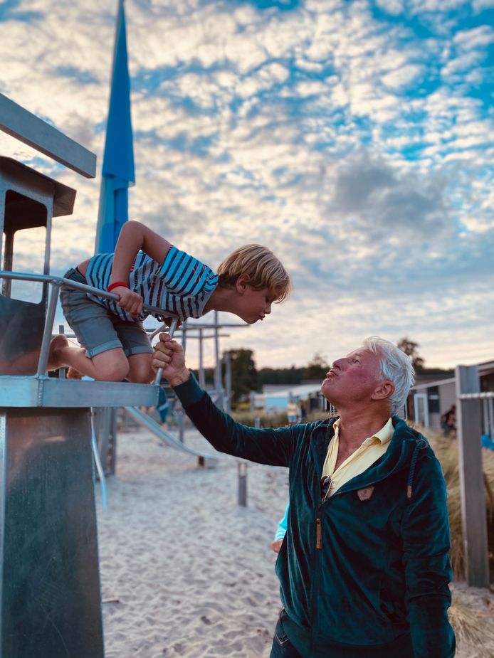 De winnaar van 2020. Opa en oma kwamen langs op vakantie in Noordwijk. Vanuit de favoriete uitkijkplek van Maxim, een vuurtoren in de speeltuin, nam hij afscheid van opa.