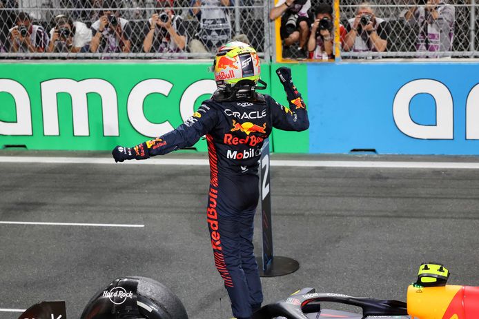 Max Verstappen moet na geweldige inhaalrace alleen teamgenoot Sergio Pérez voor zich dulden.