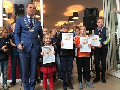 Wie wil er een kaartje of telefoontje van de burgemeester van Mill?