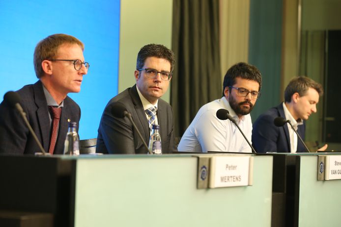 Steven Van Gucht (tweede van links) en Emmanuel Andre (tweede van rechts) gaven vrijdagvoormiddag een stand van zaken op een persconferentie.
