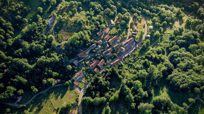 Het Franse dorpje Appy gezien vanuit de lucht.