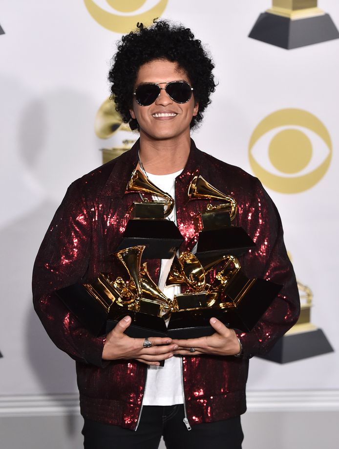 Bruno Mars mag ze de grote winnaar van de avond noemen. In een glitterend rood jasje en zonnebril poseert hij met zijn Grammy's.