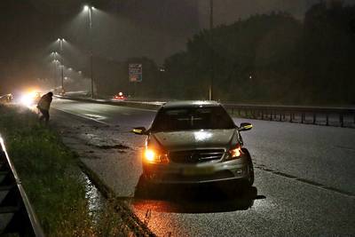 Auto rijdt in stromende regen tegen vangrail op A59 bij Elshout