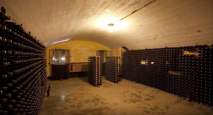 Een van de bomvrije kelders waar het bier ligt te rijpen.