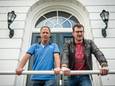 Cor Verhart (links) en Joost Janssen voor het gemeentehuis in Elst, waar ze zondag op het Dorpsplein de tiende versie van Overbetuwe Zingt Mee houden. ,,En we hebben pittige arrangementen liggen, de lat ligt hoog dit jaar."