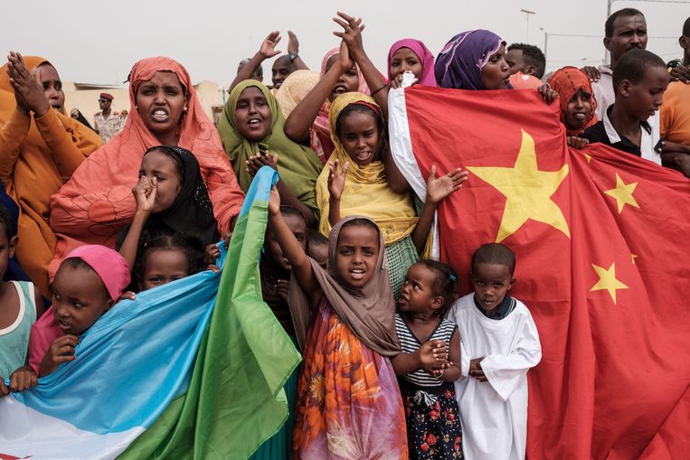 De Chinese vlag naast die van Djibouti, waar China niet alleen militaire basis heeft maar ook investeert in een grootschalig huisvestingsproject. Beeld Hollandse Hoogte / AFP