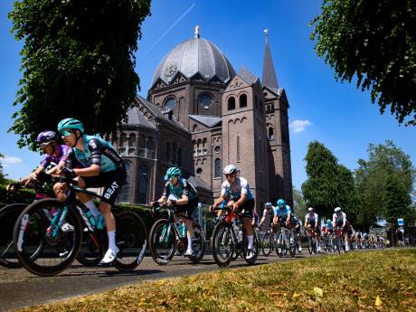 Een half uur lang bombarie in Lierop voor de ZLM Tour: ‘Ze zijn zo weg, hè?’