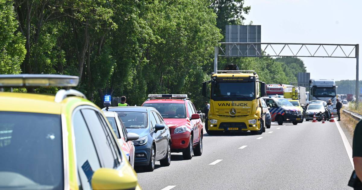 Motorrijder komt om bij ongeluk op A17, verkeersinfarct in West-Brabant.