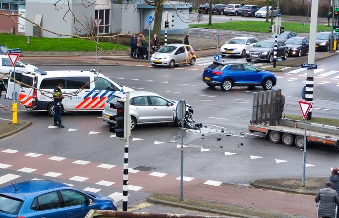 Een automobiliste is dinsdagmiddag op een aanhanger geklapt op een kruising in de wijk Sterrenburg in Dordrecht.