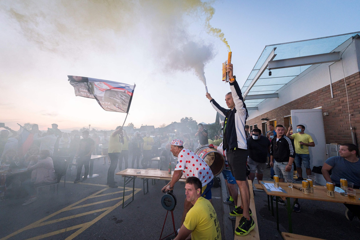 Feest in Komenda, het geboortedorp van Pogacar, wanneer hij de Tour de France wint. Beeld AFP