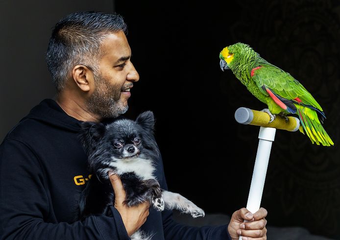 Ashvin met hondje Manu en papegaai Koko.