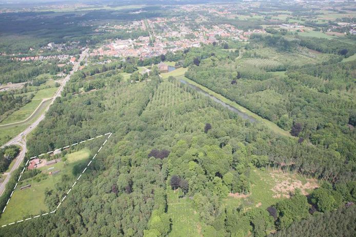 Het kasteelpark de Merode, met in stippellijn aangeduid waar het bouwproject rond de oude boswachterswoning moest komen. De plannen worden nu definitief opgeborgen.