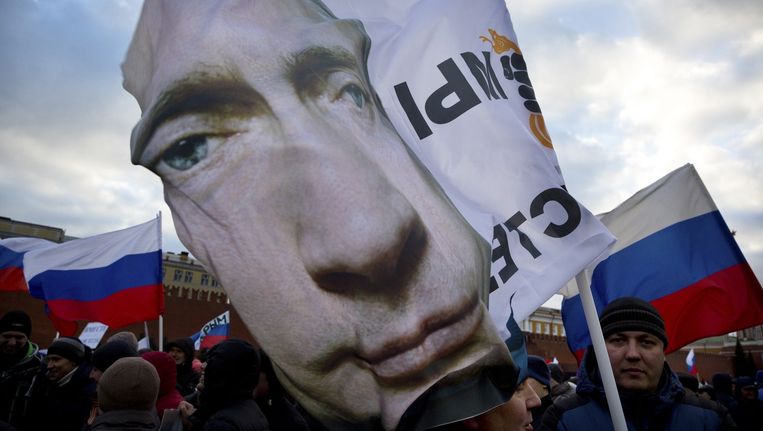 Russen vieren in maart vorig jaar in Moskou de annexatie van de Krim. 'Het patriottische effect ervan raakt uitgewerkt. Dus is Poetin aan een ander project begonnen: Syrië' Beeld Nickolay Vinokurov / Citizenside