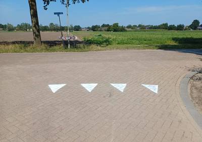 ‘Boze bewoner’ is onveilige situatie beu en kalkt zelf haaientanden op het wegdek: maar als er nu ee