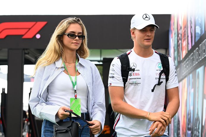 Mick Schumacher met zijn vriendin Laila Hasanovic.