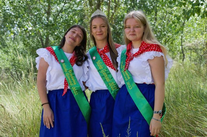 Mieke Garnaal Mayra Dezutter (midden) met haar eredames: Tabitha Van Tricht (links op de foto) en Xana Pintelon (rechts op de foto)