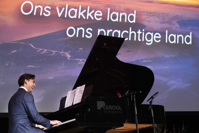 Thierry Baudet speelt piano als Lange Frans een FvD-variant van zijn hit ‘Het land van’ zingt.