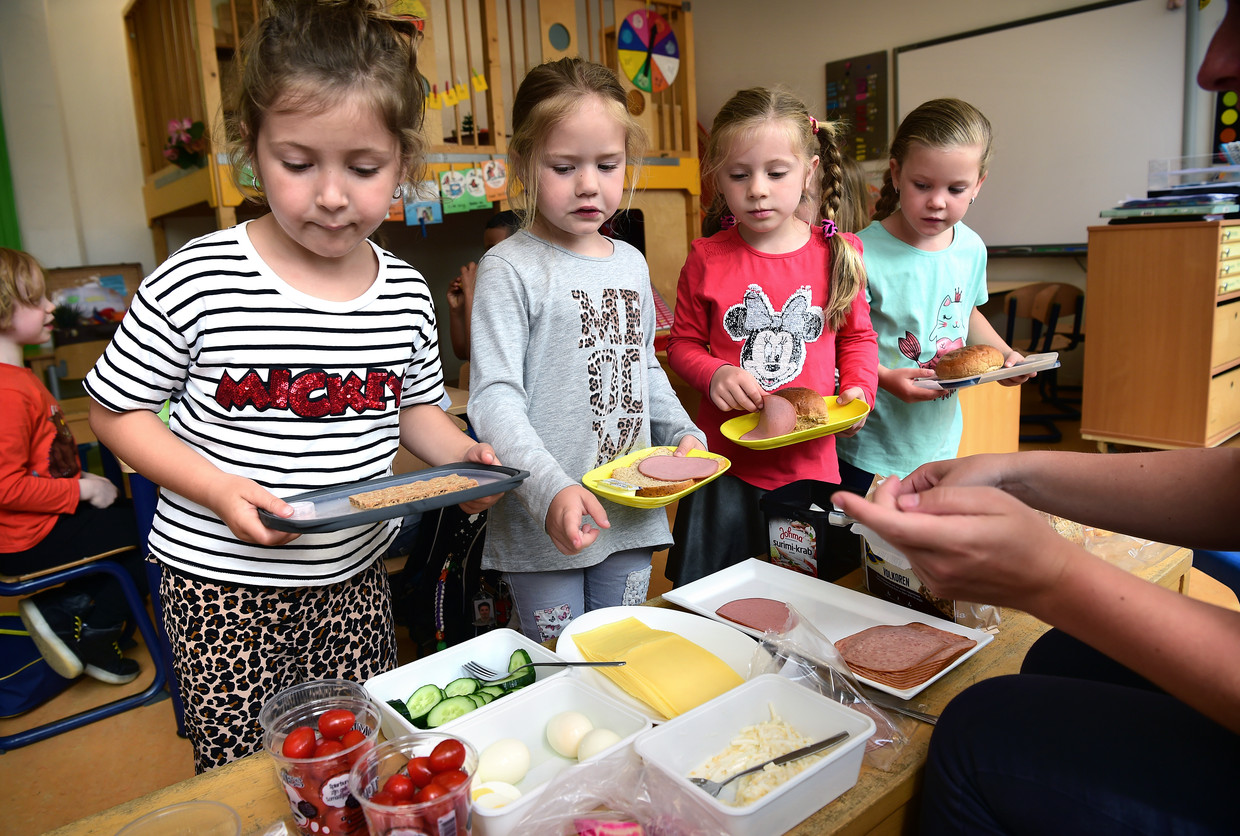 De schooldag van deze kinderen op de openbare basisschool Wereldwijs in Landgraaf is met een uur verlengd, zodat ze samen gezond kunnen lunchen en er ruimte is om te bewegen. De aanpak is ingevoerd op vier basisscholen in het oostelijke deel van Zuid-Limburg en moet voorkomen dat kinderen een ongezonde levensstijl ontwikkelen. In Zuid-Limburg komt meer ziekte, overgewicht en ongezond gedrag voor dan elders in Nederland. Beeld Marcel van den Bergh
