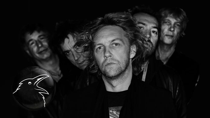 De band Roeck met vooraan zanger Jo de Roeck en links achter hem gitarist Jeroen van As.