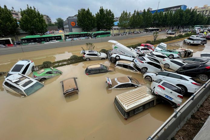 Cette photo d'archive prise le 21 juillet 2021 montre des voitures dans les eaux de crue après les fortes pluies qui ont frappé la ville de Zhengzhou, dans la province centrale du Henan, en Chine.