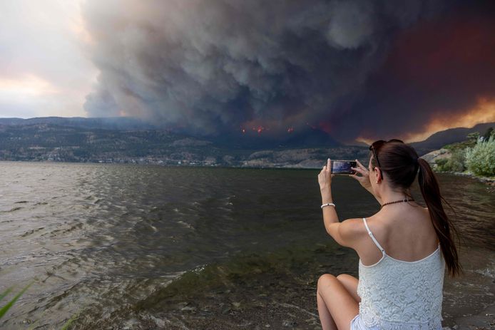 Een inwoner van Brits-Columbia kijkt naar de bosbranden nabij de plaats Kelowna, Canada. (17/08/23)