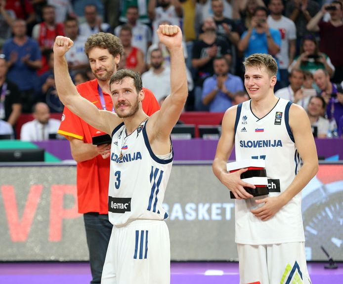 Goran Dragic (links) viert de Europese titel met Slovenië.