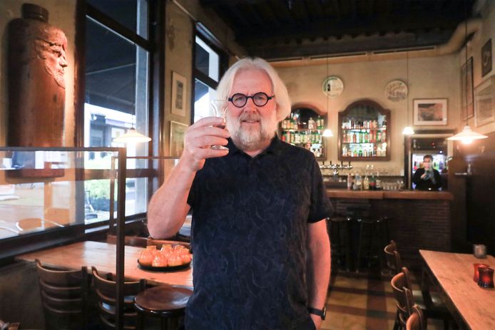 Ronald Ferket in zijn jenevercafé De Vagant waar hij mee gaat stoppen.