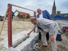 Wethouder Ben Brands metselt eerste stenen dorpshuis Zeeland