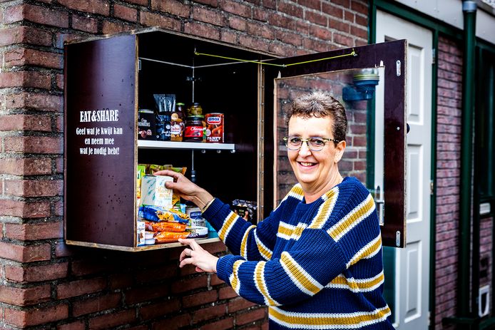 Arianne Visser bij de voedselkast in de Batiststraat.