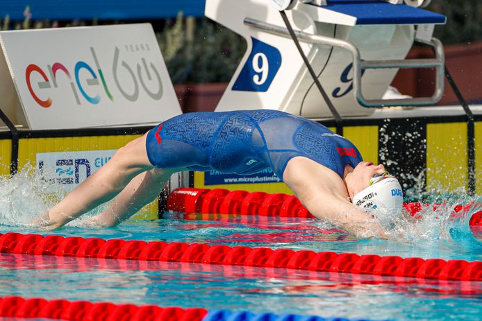 Lotte Hosper in actie tijdens het EK zwemmen in Rome.